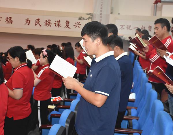 小三比我漂亮。别人都说她漂亮。原来他也只是一个看脸的人。好看的外表就可以忘记我们这么多年的感情